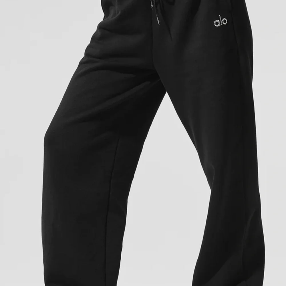 Alo Yoga Accolade Sweatpants Straight Leg in black - Picture 5 of 11